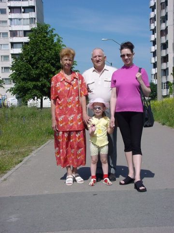 Даша с бабушками и дедушкой (30.06.2001)